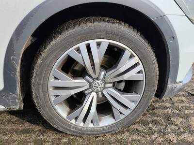 Volkswagen Passat Vettura dotata di gancio di traino estraibile a scomparsa Bianco usata montorfano