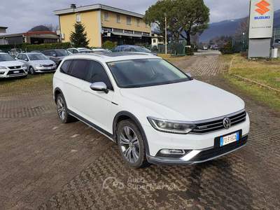 Volkswagen Passat Vettura dotata di gancio di traino estraibile a scomparsa Bianco usata montorfano