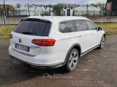Volkswagen Passat Vettura dotata di gancio di traino estraibile a scomparsa Bianco usata montorfano