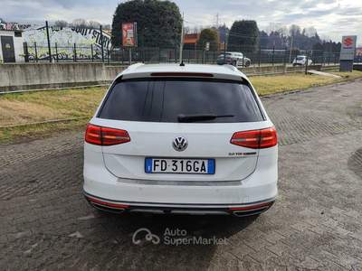 Volkswagen Passat Vettura dotata di gancio di traino estraibile a scomparsa Bianco usata montorfano
