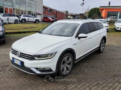 Volkswagen Passat Vettura dotata di gancio di traino estraibile a scomparsa Bianco usata montorfano