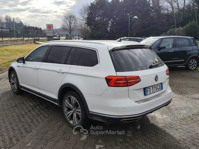 Volkswagen Passat Vettura dotata di gancio di traino estraibile a scomparsa Bianco usata montorfano