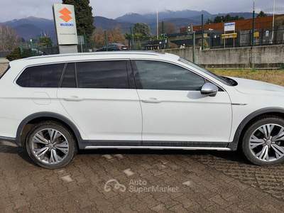 Volkswagen Passat Vettura dotata di gancio di traino estraibile a scomparsa Bianco usata montorfano