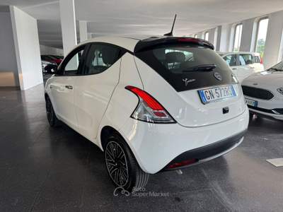 Lancia Ypsilon Ypsilon 1.0 firefly hybrid Gold s&s 70cv Bianco usata Varedo