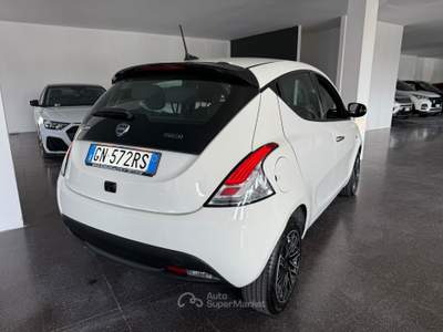 Lancia Ypsilon Ypsilon 1.0 firefly hybrid Gold s&s 70cv Bianco usata Varedo