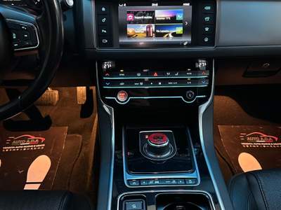Jaguar XF Portfolio Nero usata Prato
