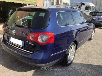 Volkswagen Passat DPF 4mot. Var. Highline Blu/Azzurro usata Ferrara