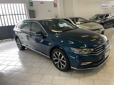 Volkswagen Passat Variant 2.0 TDI DSG Elegance Executive Blu/Azzurro usata Gozzano