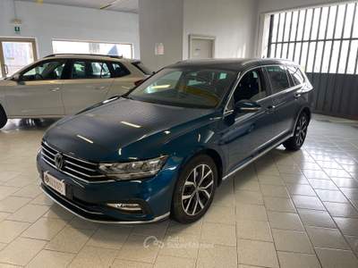 Volkswagen Passat Variant 2.0 TDI DSG Elegance Executive Blu/Azzurro usata Gozzano