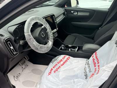 Volvo XC40 Recharge Plug-in Hybrid R-design Blu/Azzurro usata Roma