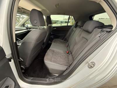 Volkswagen Golf 8 2.0TDI 150CV DSG TETTO NAVI LED AMBIENT FULL LIGHT Grigio usata Mesagne