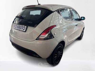 Lancia Ypsilon 1.0 FireFly 5 porte S&S Hybrid Ecochic Silver Bianco usata Cagliari