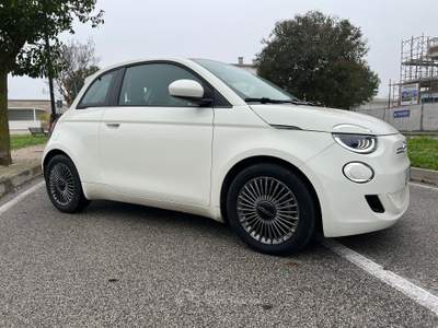 Fiat 500 Fiat 500 Elettrica , chilometri 11300 , pari al nuovo . Bianco usata Due Carrare