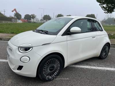 Fiat 500 Fiat 500 Elettrica , chilometri 11300 , pari al nuovo . Bianco usata Due Carrare