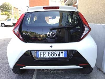 Toyota Aygo 1.0 VVT-i 72 CV 5 porte x-play MMT AUTOMATICA Bianco usata Savona