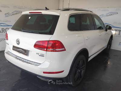 Volkswagen Touareg 3.0 V6 tdi Executive TETTO! FARI A LED! Bianco usata Limatola