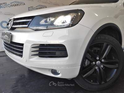 Volkswagen Touareg 3.0 V6 tdi Executive TETTO! FARI A LED! Bianco usata Limatola