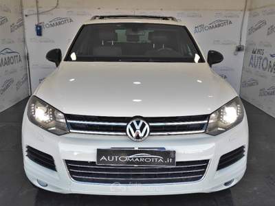 Volkswagen Touareg 3.0 V6 tdi Executive TETTO! FARI A LED! Bianco usata Limatola