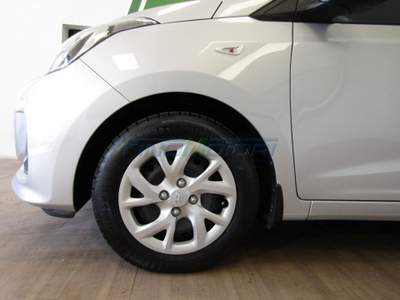Hyundai i10 1.0 MPI 66 CV 5 porte - NEOPATENTATI Argento usata Fino Mornasco