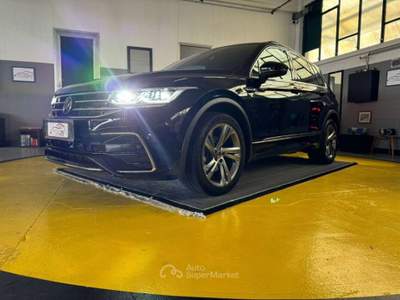 Volkswagen Tiguan TIGUAN 2.0 tdi R-Line 150cv dsg Nero usata Pontirolo Nuovo