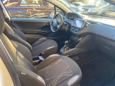 Peugeot 208 1.2 VTi 82 CV 3p. Allure Bianco usata ANGRI
