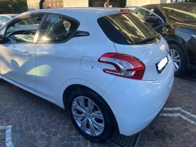 Peugeot 208 1.2 VTi 82 CV 3p. Allure Bianco usata ANGRI