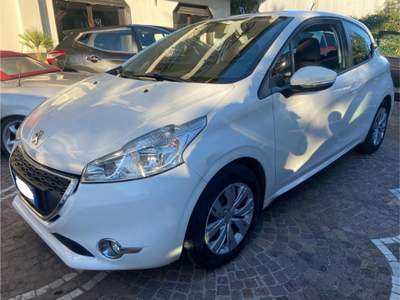 Peugeot 208 1.2 VTi 82 CV 3p. Allure Bianco usata ANGRI