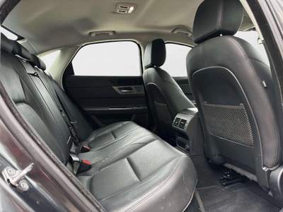 Jaguar XE 2.0 D 180 CV aut. Prestige Grigio usata Monteriggioni