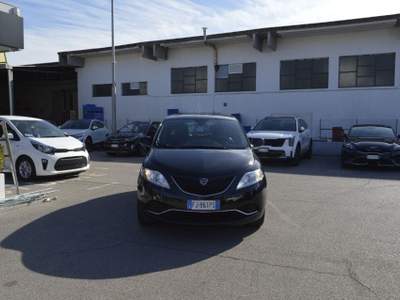 Lancia Ypsilon 1.2 69 CV 5 porte Gold Nero usata Fondi