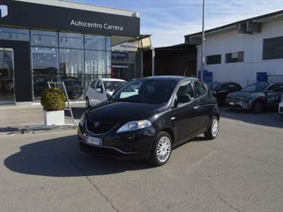 Lancia Ypsilon 1.2 69 CV 5 porte Gold Nero usata Fondi