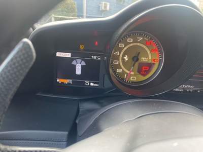 Ferrari 488 vettura tenuta maniacalmente , tagliandi ufficiali Ferrari . Rosso usata POTENZA