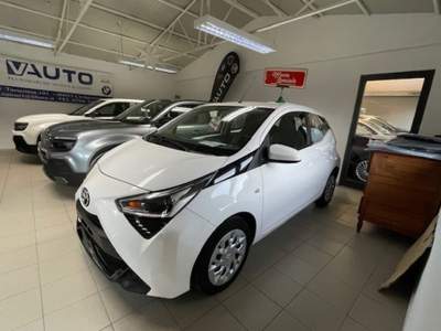 Toyota Aygo Connect 1.0 VVT-i 72CV 5 porte x-business AUTO Bianco usata Civitavecchia