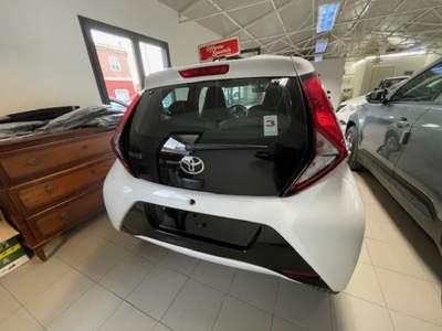 Toyota Aygo Connect 1.0 VVT-i 72CV 5 porte x-business AUTO Bianco usata Civitavecchia