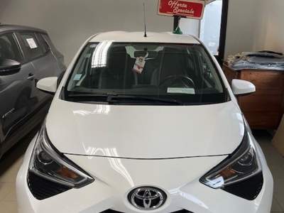 Toyota Aygo Connect 1.0 VVT-i 72CV 5 porte x-business AUTO Bianco usata Civitavecchia
