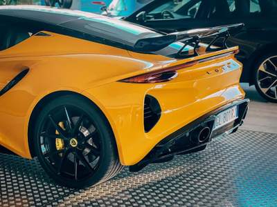 Lotus Emira V6 400 HP AUTO TOUR CHASSIS Giallo usata Magenta