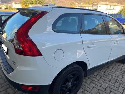Volvo XC60 D4 AWD Geartronic Momentum Bianco usata Asiago