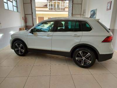 Volkswagen Tiguan 2.0 TDI SCR Executive BM Technology Bianco usata Nicosia