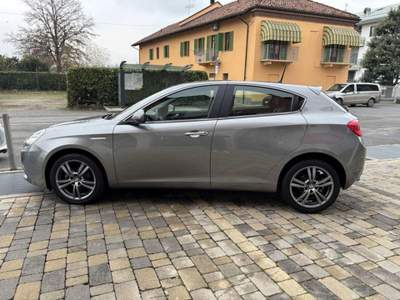 Alfa Romeo Giulietta 1.6 JTDm-2 105 CV Distinctive Argento usata Alba