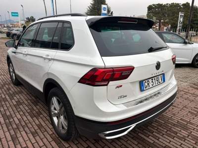 Volkswagen Tiguan 2.0 TDI 200 CV DSG 4MOTION R-Line Black Edition Bianco usata Magenta