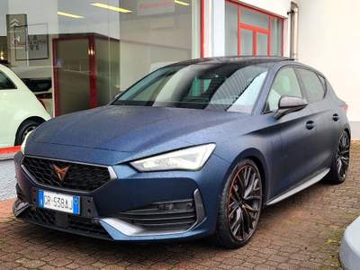 Cupra Leon 2.0 TSI 300 CV DSG VZ Carbon Blu/Azzurro usata Magenta Cupra Leon 2.0 TSI 300 CV DSG VZ Carbon Blu/Azzurro usata Magenta