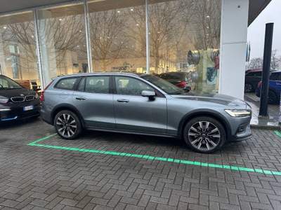 Volvo V60 Cross Country D4 AWD Geartronic Business Plus Grigio usata Magenta