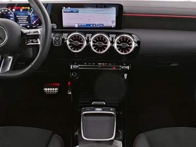 Mercedes-Benz CLA Automatic Shooting Brake AMG Line Premium Plus Nero usata Magenta