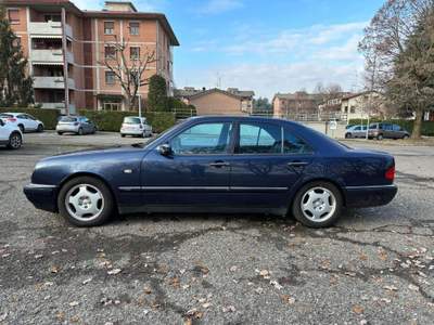 Mercedes-Benz Classe E Avantgarde Blu/Azzurro usata Reggio Emilia