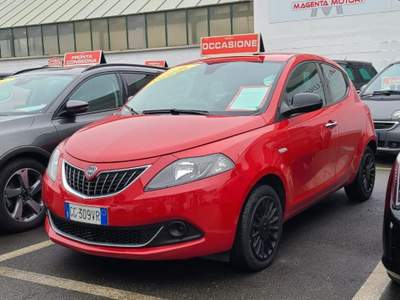 Lancia Ypsilon 1.0 FireFly 5 porte S&S Hybrid Ecochic Silver Rosso usata Magenta