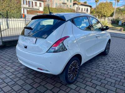 Lancia Ypsilon 1.0 FireFly 70CV S&S Hybrid Platino - AZIENDALE Bianco usata Cadrezzate con Osmate