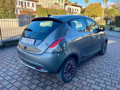 Lancia Ypsilon 1.0 FireFly 70CV S&S Hybrid Platino - AZIENDALE Grigio usata Cadrezzate con Osmate