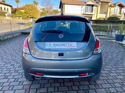 Lancia Ypsilon 1.0 FireFly 70CV S&S Hybrid Platino - AZIENDALE Grigio usata Cadrezzate con Osmate
