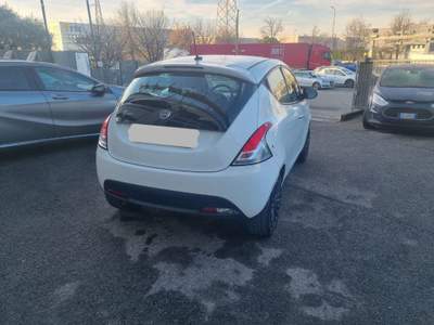 Lancia Ypsilon 1.0 FireFly 5 porte S&S Hybrid Ecochic Silver Bianco usata Bovisio Masciago