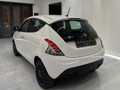 Lancia Ypsilon 1.0 FireFly 5 porte S&S Hybrid Silver Bianco usata San Sebastiano al Vesuvio