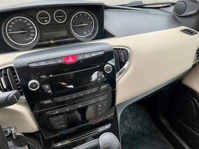Lancia Ypsilon 0.9 TwinAir 85 CV 5 porte Platinum Beige usata Castelnuovo Rangone
